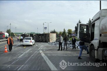 TEM'de hurda yüklü TIR devrildi