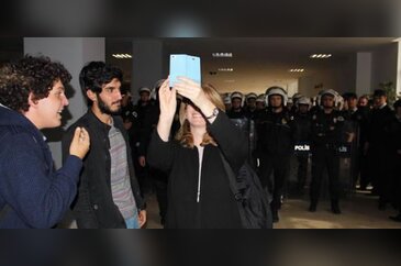 Üniversite hocasından eylem selfiesi