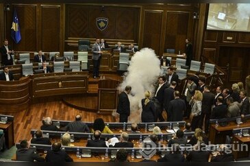 Milletvekilleri meclise gaz bombası attı