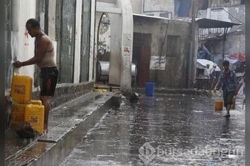 Yağmur suyunu bidonlara doldurdular