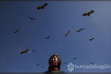 Ölülerini akbabalara yediriyorlar