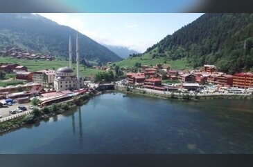 Yılda 2 milyon kişinin ziyaret ettiği göl