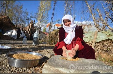 Hakkari'de asırlık buğday dövme geleneği