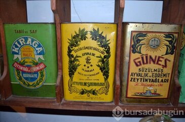 Eski zeytinyağı tenekelerini meraklılarına satıyor