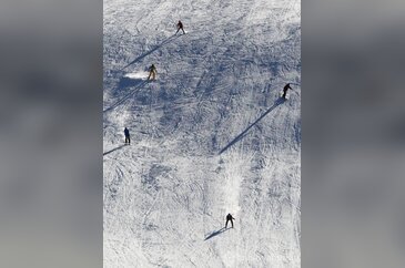 Hakkari'de 3 bin rakımda kayak keyfi