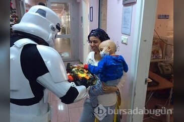 Darth Vader çocuklara hediye dağıttı