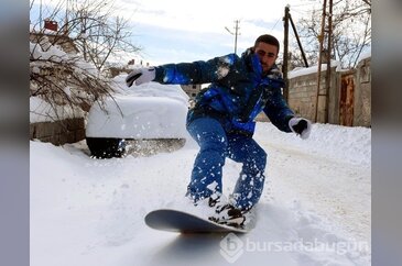 Van sokaklarında snowboard yaptı