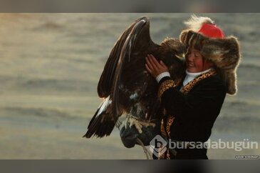 Kediyle oynamak yerine kartalla avlanan 13 yaşındaki kız