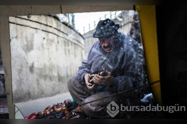 Yaşlı ayakkabıcının yüzü gülüyor