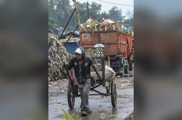 Endonezya'nın en büyük çöplüğü	
