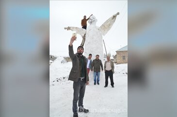 Ağrı'da köylüler 5 metrelik "Gulyabani" yaptı