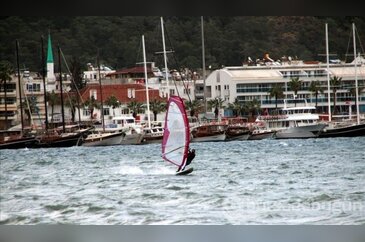 Marmaris'te etkili rüzgar sörfçülere yaradı