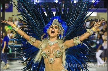 Rio karnavalına örtünerek geldi