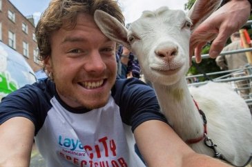 Hayvanları birlikte selfie çekilmeye ikna eden adam