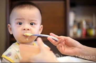 Bebeklerde ek gıdaya ne zaman geçilmeli?
