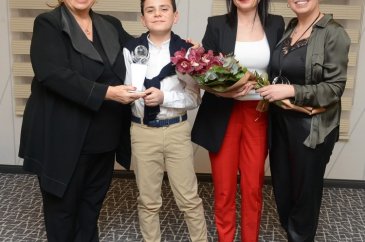Bursa'da annelerden genç şampiyona ödül