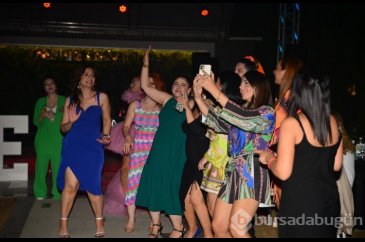 Bursalı kadınlar, 'Neon Parti'de bir araya geldi