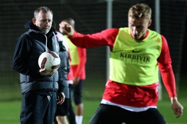Sergen Yalçın Antalyaspor'un başında ilk antrenmanına çıktı
