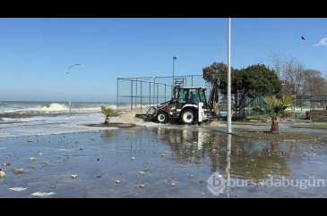 Karadeniz'deki fırtına sahil hattını kırdı geçti
