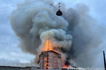 Danimarka'da 17. yüzyıldan kalma borsa binası alev alev yandı
