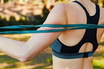 Kol ve omuz için en hızlı ve etkili direnç bandı egzersizleri