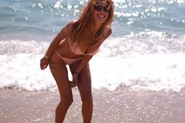 Merve Oflaz, bikinili pozlarıyla tatil sezon...