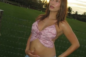 Hamile olan Hailey Bieber'ın yeni pozları