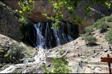 Tam bir doğal klima! Meşhur şelaleye ilgi büyük