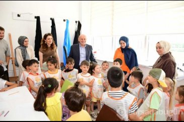 Bin 350 çocuk yaz okullarında hem eğleniyor ...