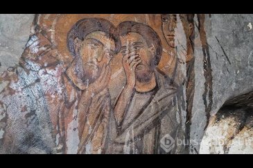 Duvarları tasvirli kayadan oyma kilise dikkat çekiyor