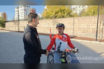 Tek başına ama binlerce kalple  6 Şubat'ı pedallayarak anıyor