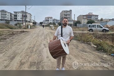 Bozuk yollar karşısında davul ve maniyle sesini duyurdu
