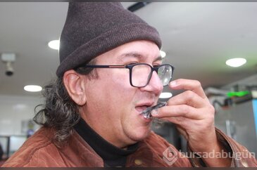 Vatandaş hamsinin düşüşünü çiğ yiyerek kutladı