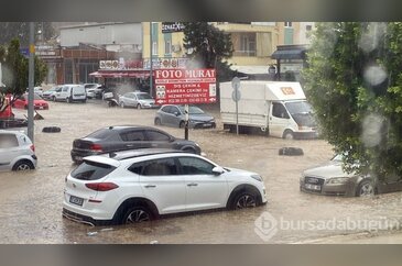 Antalya'da sağanak yolları göle döndürdü, araçlar mahsur kaldı