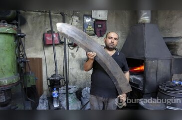 Gaziantep'te el emeğiyle yapılan insan boyundaki dev et satırı alıc...