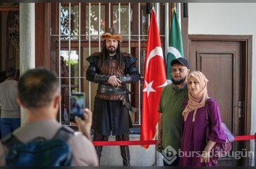Osman Gazi Türbesi'nde jandarmanın tuttuğu saygı nöbeti!
