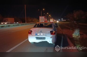 Navigasyona bakmak için duran otomobile çarpan motosiklet sürücüsü ...