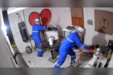 Eskişehir'de açılan stres evinde ziyaretçiler eşyaları kırarak raha...