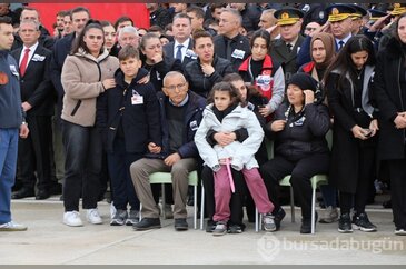 Şehit babasını oyuncağına sarılarak bekledi