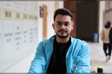 Kütüphanede memur, amfide tıp öğrencisi