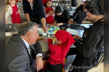 Minikler mutfağa girdi, renkli kurabiyeler o...