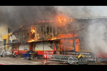 Kocaeli'de market deposunda yangın
