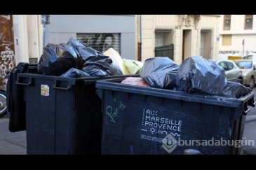 Marsilya sokaklarında çöpler birikiyor
