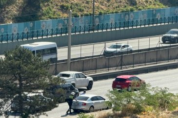 Bursa'da yolda kalan vatandaşa polis yetişti...