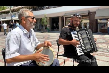 Sokak müzisyenden eğlenceli şarkı paylaşımı!