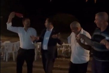 Bursa yanarken AKP'li vekil köyde halay çekti!