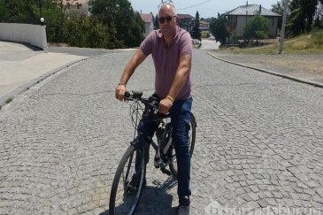 İşe giderken kolaylık olsun diye bisikletini...