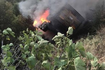 Otoparkta park halinde bulunan kamyonette ya...