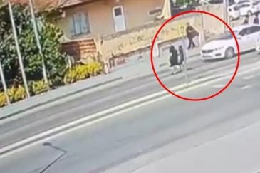 Kazada annesi ile birlikte yaralandı! Kendi ...