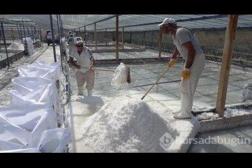 Sıcak havada asırlık geleneklerle tuz üretimi